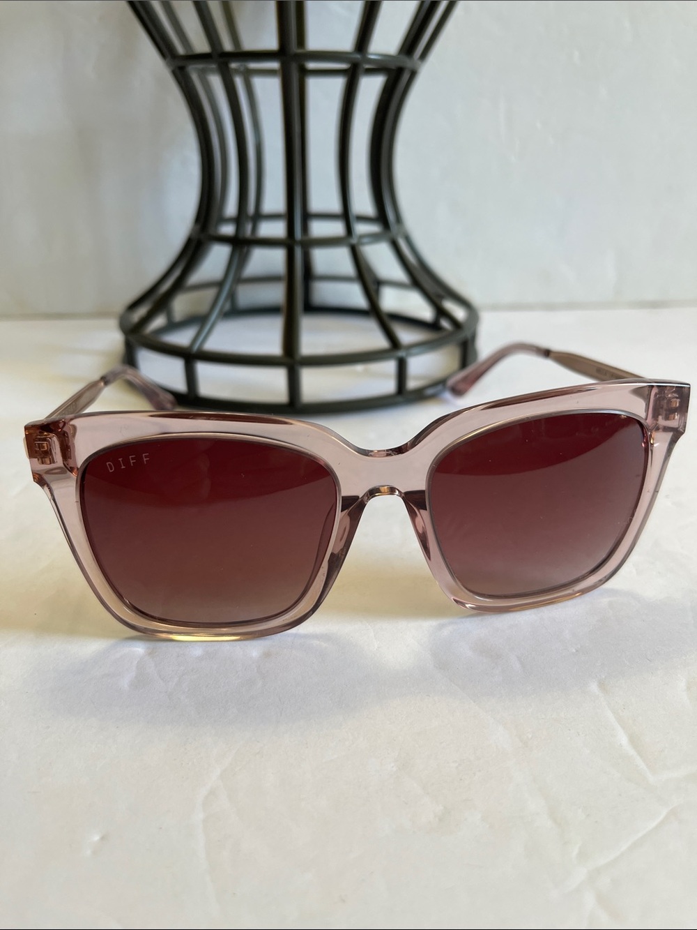 NWOT Diff Eyewear BELLA Light Pink Crystal Wine Gradient Sunglasses